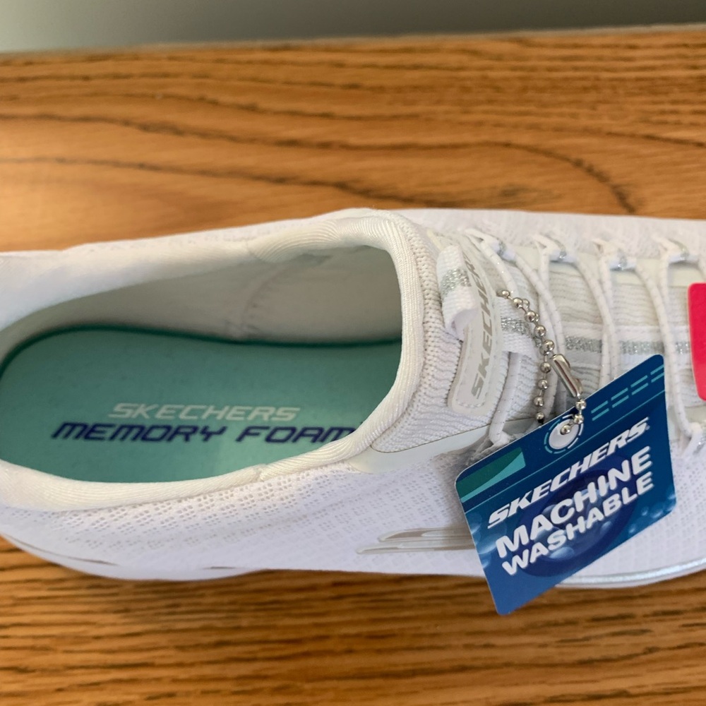 Skechers, gym shoes. - Picture 5 of 6